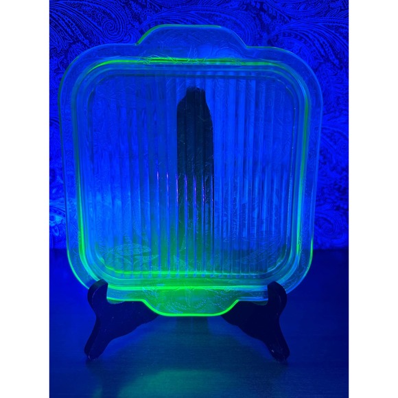 Vintage uranium glass handle square tray Floral green by Jeannette glass - Picture 4 of 10